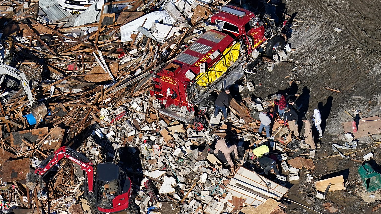 Feuerwehrleute suchen in den Trümmern einer Kerzenfabrik in Mayfield nach Menschen