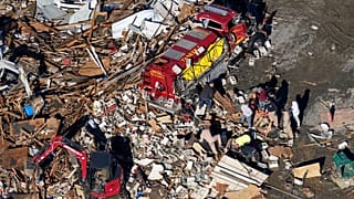 Feuerwehrleute suchen in den Trümmern einer Kerzenfabrik in Mayfield nach Menschen