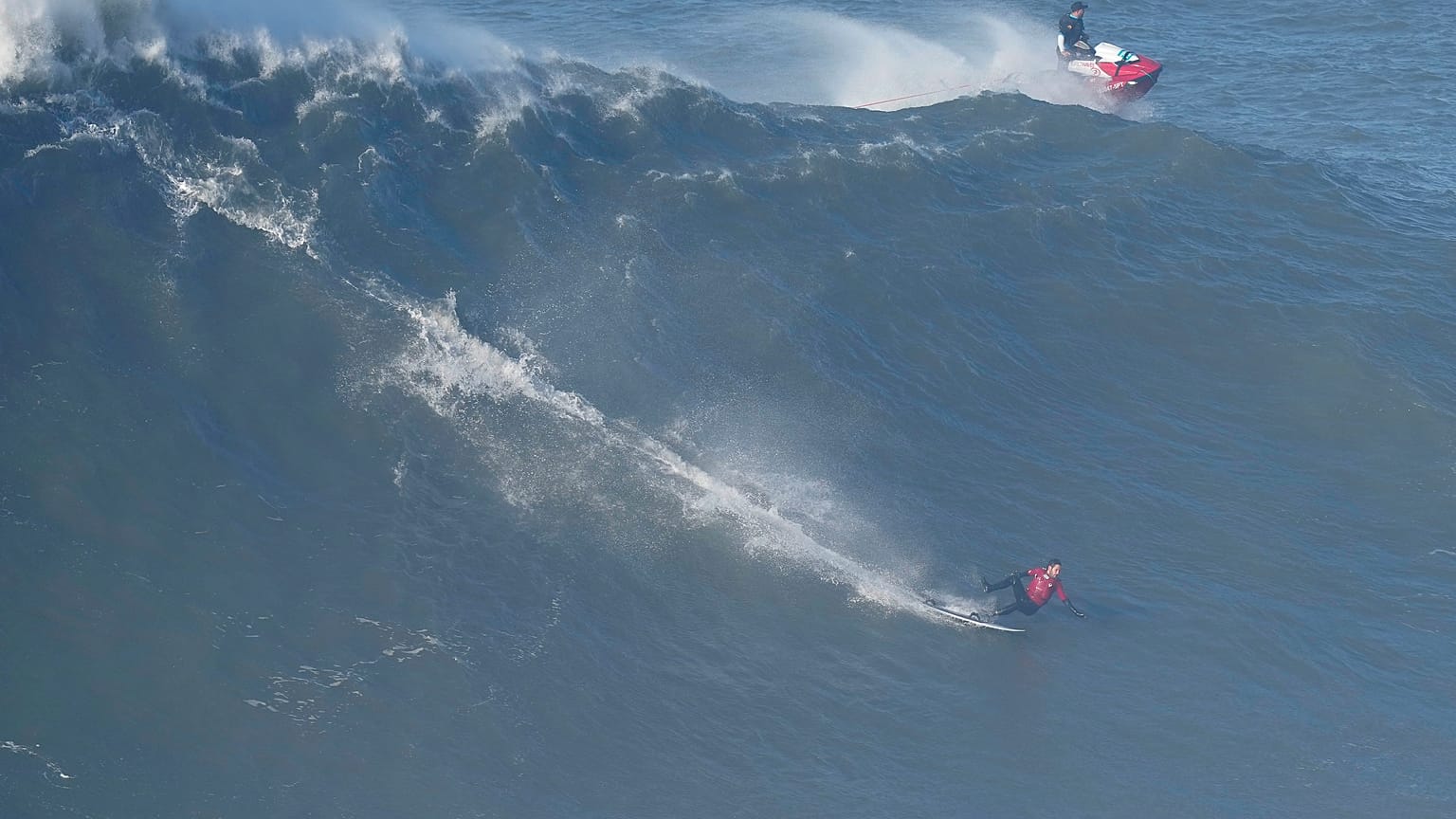 Surfista na Nazaré