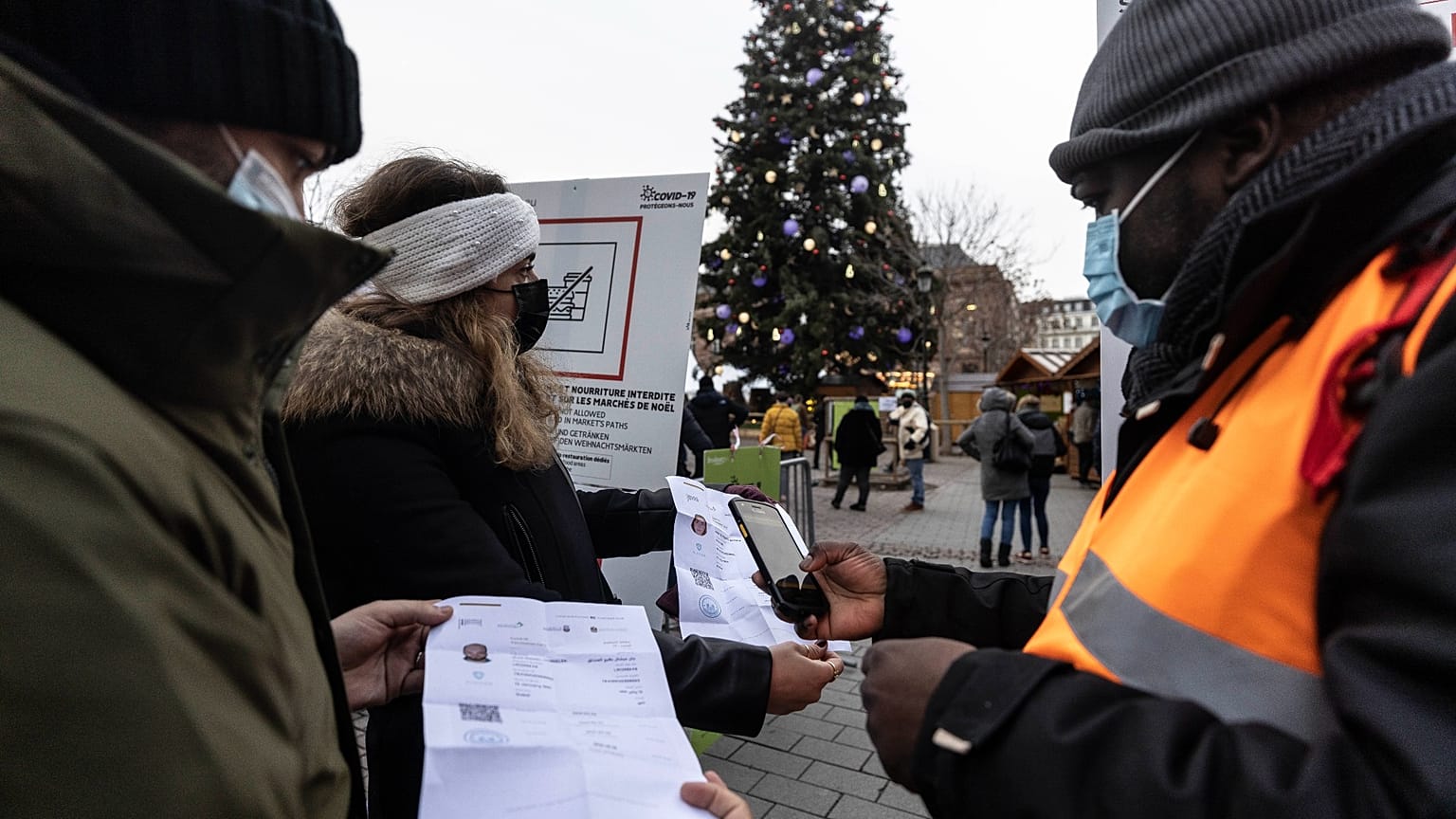 Security personnel check a COVID-19 health pass to access a Christmas market in Strasbourg, eastern France, Dec 3, 2021. 