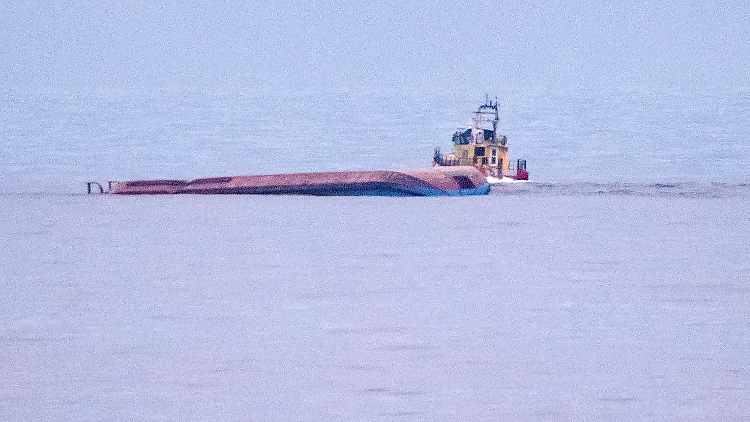 Das Schiff „Karin Høj" treibt mit Kiel oben in der Ostsee