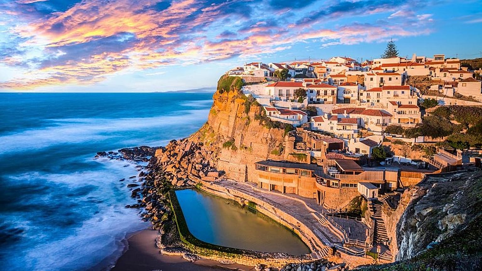 Azenhas do Mar, Portugal, beim Sonnenuntergang