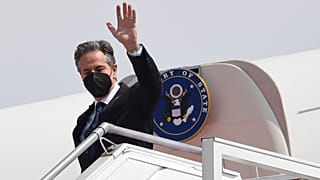 وزير الخارجية الأمريكي أنتوني بلينكين يلوح عند وصوله إلى المطار الدولي في جاكرتا،إندونسيا.