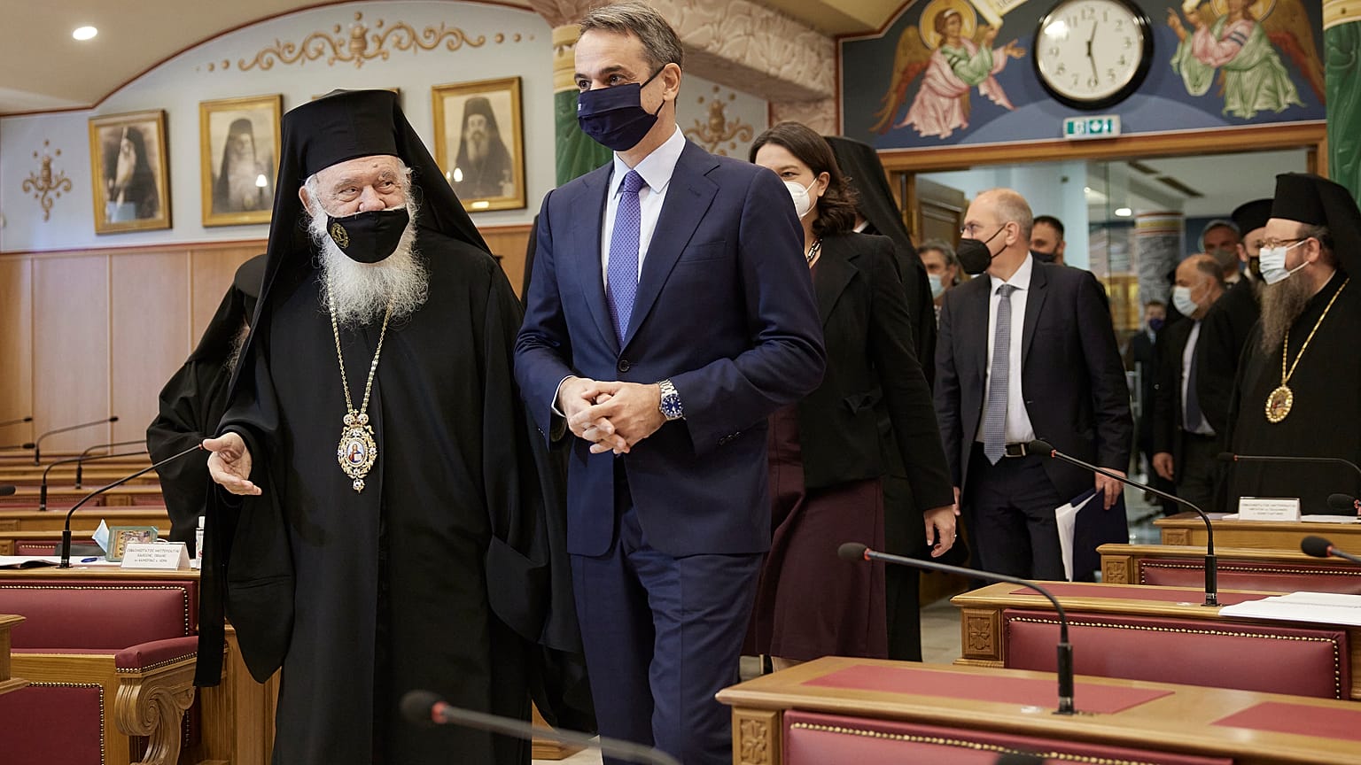 Ο Αρχιεπίσκοπος Αθηνών και πάσης Ελλάδος Ιερώνυμος  υποδέχεται τον πρωθυπουργό Κυριάκο Μητσοτάκη κατά τη διάρκεια της έκτακτης συνεδρίασης της Διαρκούς Ιεράς Συνόδου 