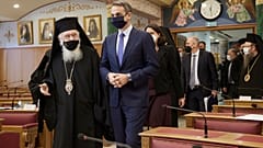 Ο Αρχιεπίσκοπος Αθηνών και πάσης Ελλάδος Ιερώνυμος  υποδέχεται τον πρωθυπουργό Κυριάκο Μητσοτάκη κατά τη διάρκεια της έκτακτης συνεδρίασης της Διαρκούς Ιεράς Συνόδου 
