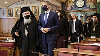 Ο Αρχιεπίσκοπος Αθηνών και πάσης Ελλάδος Ιερώνυμος  υποδέχεται τον πρωθυπουργό Κυριάκο Μητσοτάκη κατά τη διάρκεια της έκτακτης συνεδρίασης της Διαρκούς Ιεράς Συνόδου 