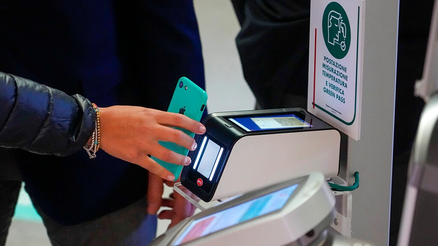 Reisender scannt seinen "Green Pass" in Italien, 15.10.2021