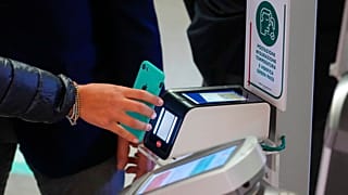 Reisender scannt seinen "Green Pass" in Italien, 15.10.2021