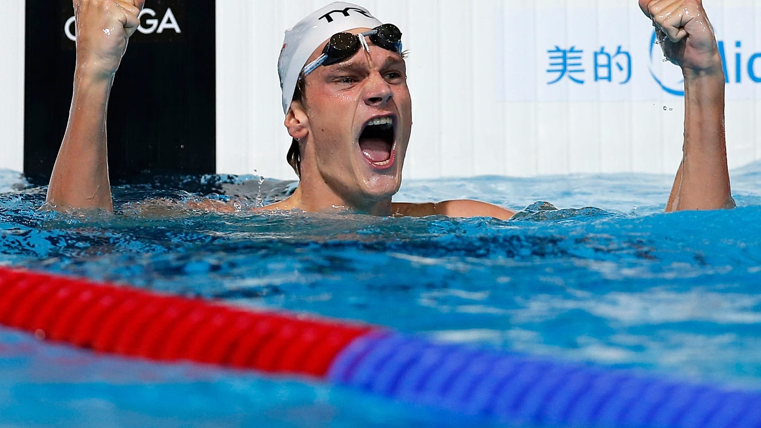 Agnel nach dem Gewinn der Goldmedaille über 200 Meter Freistil in Barcelona, 2013.