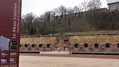 Les murs du Mont-Valérien, après avoir été vandalisé, le 13 décembre 2021