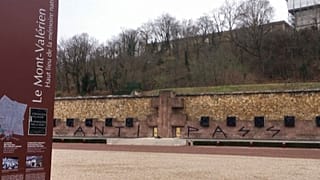 Les murs du Mont-Valérien, après avoir été vandalisé, le 13 décembre 2021