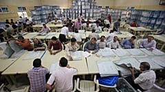 Irak’ta 10 Ekim’de yapılan erken genel seçimlerde görev yapan Seçim Komisyonu görevlileri