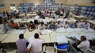 Irak’ta 10 Ekim’de yapılan erken genel seçimlerde görev yapan Seçim Komisyonu görevlileri