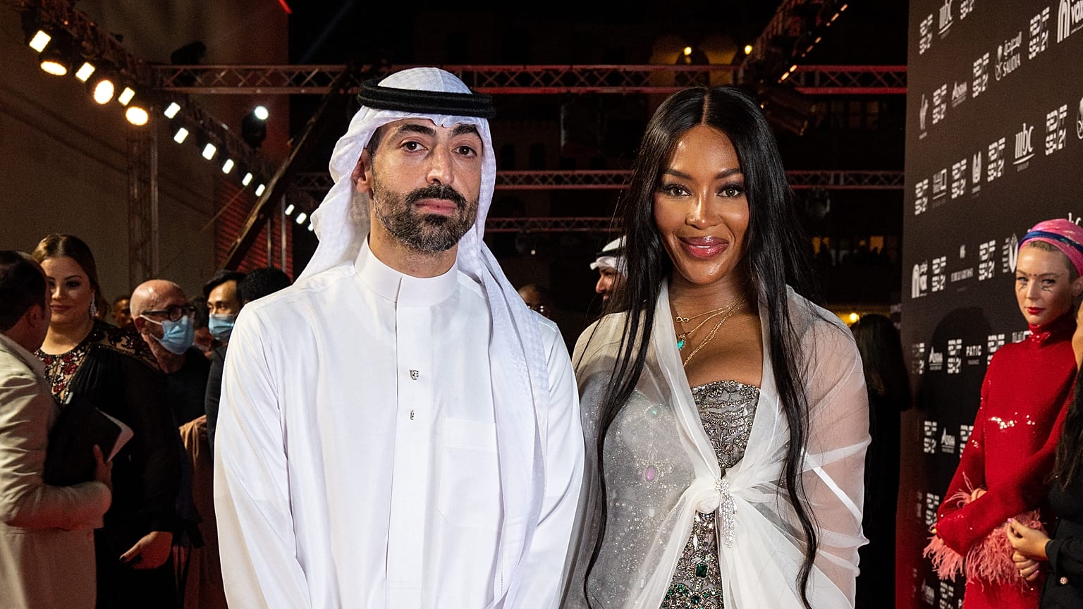 المدير التنفيذي للمهرجان محمد تركي إلى جانب عارضة الأزياء البريطانية ناعومي كامبل 