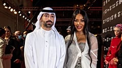 المدير التنفيذي للمهرجان محمد تركي إلى جانب عارضة الأزياء البريطانية ناعومي كامبل 