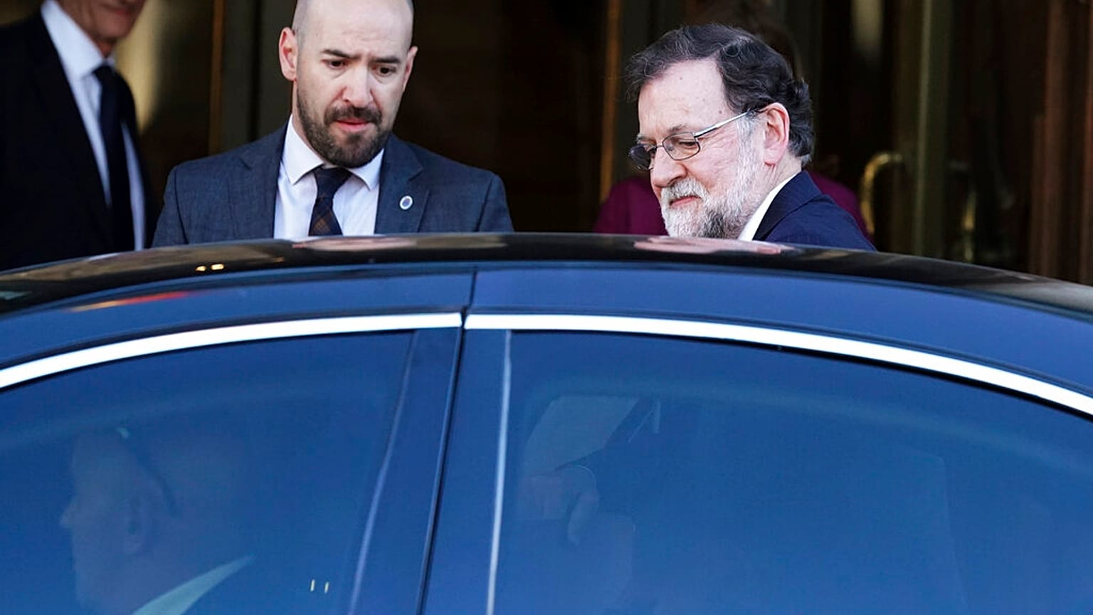 El expresidente del Gobierno de España entrando a un coche