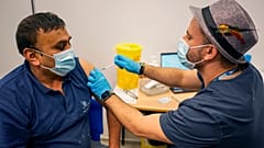 Un homme se fait vacciner à Londres, le 4 décembre 2021