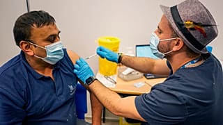 Un homme se fait vacciner à Londres, le 4 décembre 2021