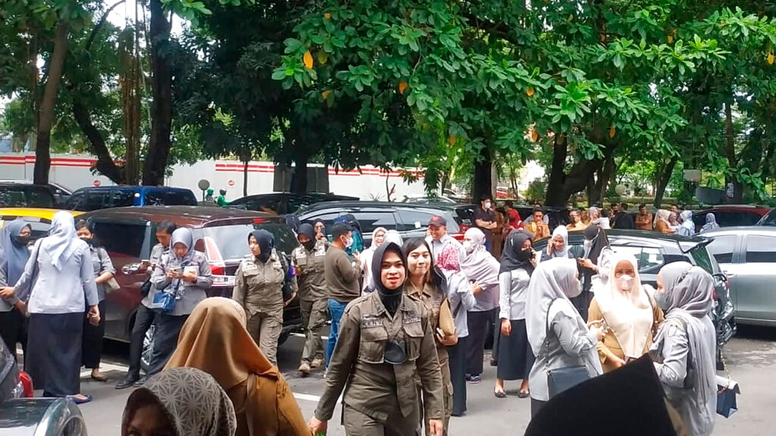 Endonezyalıklar deprem sonrası binaları terkederek açık alanlara yöneldi