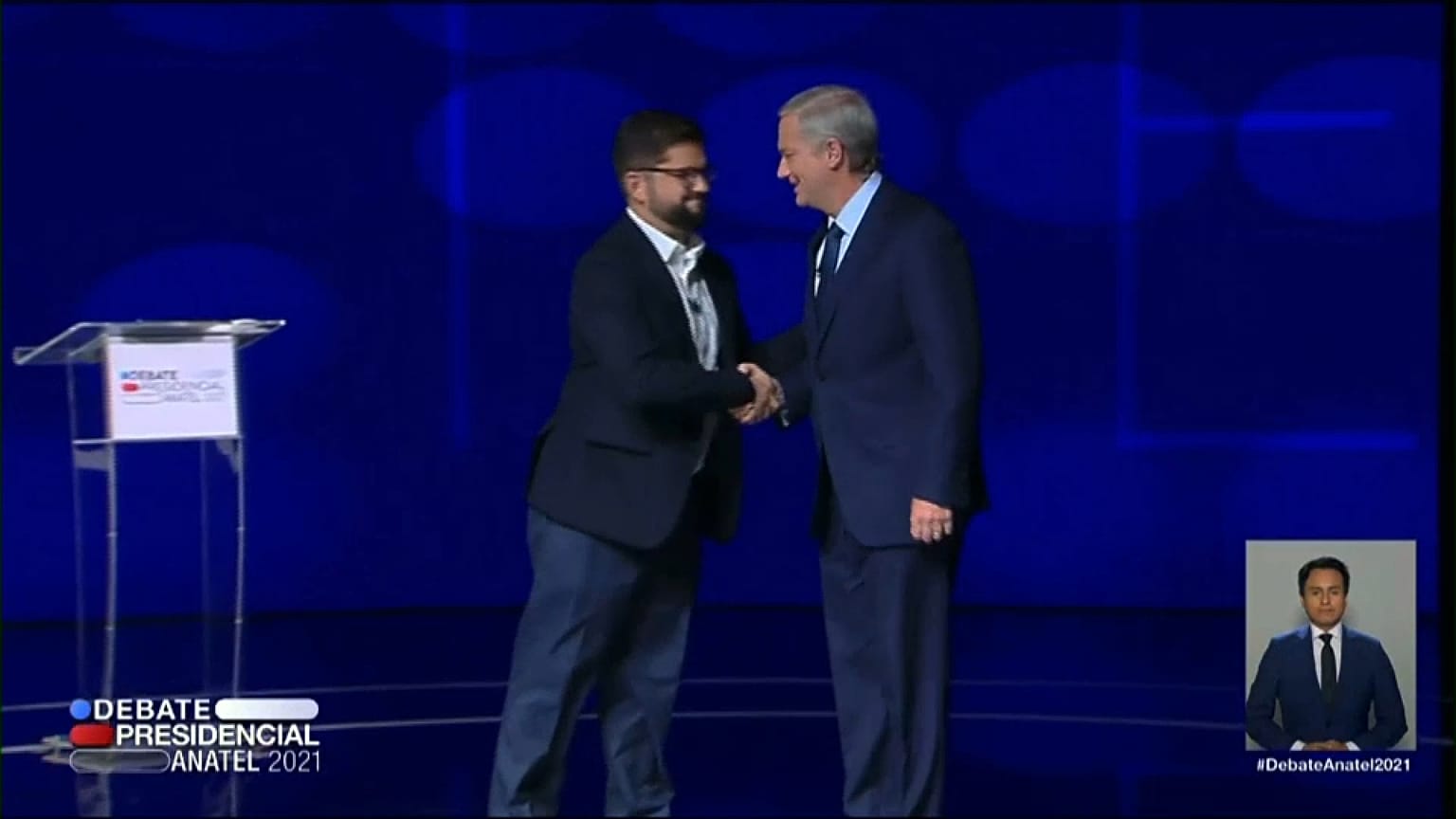 Gabriel Boric, a la izquierda de la imagen, y José Antonio Kast antes del último debate.