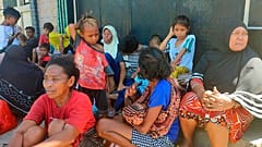 Menschen warten nach dem Erdbeben in Maumere, Indonesien, vor ihren Häusern. 