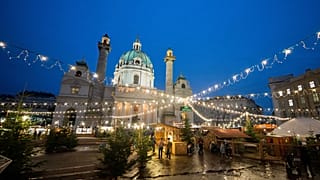 Weihnachtsmarkt auf dem Wiener Karlsplatz am 13. Dezember 2021