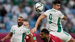 اللاعب الجزائري بغداد بونجاح خلال مباراة المجموعة د في كأس العرب لكرة القدم بين لبنان والجزائر في ملعب الجنوب بالدوحة بقطر.