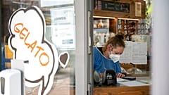 Ein Testzentrum in einem Eislanden in Stuttgart: Fällt die 2GPlus-Testpflicht für Geboosterte bald weg?