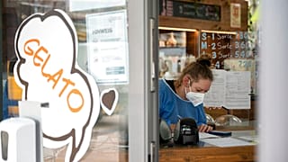 Ein Testzentrum in einem Eislanden in Stuttgart: Fällt die 2GPlus-Testpflicht für Geboosterte bald weg?
