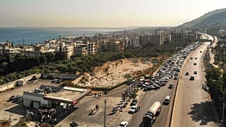 طريق طرابلس بيروت السريع في مدينة القلمون الساحلية في شمال لبنان في 1 يوليو 2021