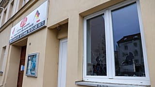 Eine zerschlagene Scheibe an der Moschee des Vereins Ditib in Leipzig, 13.12.2021