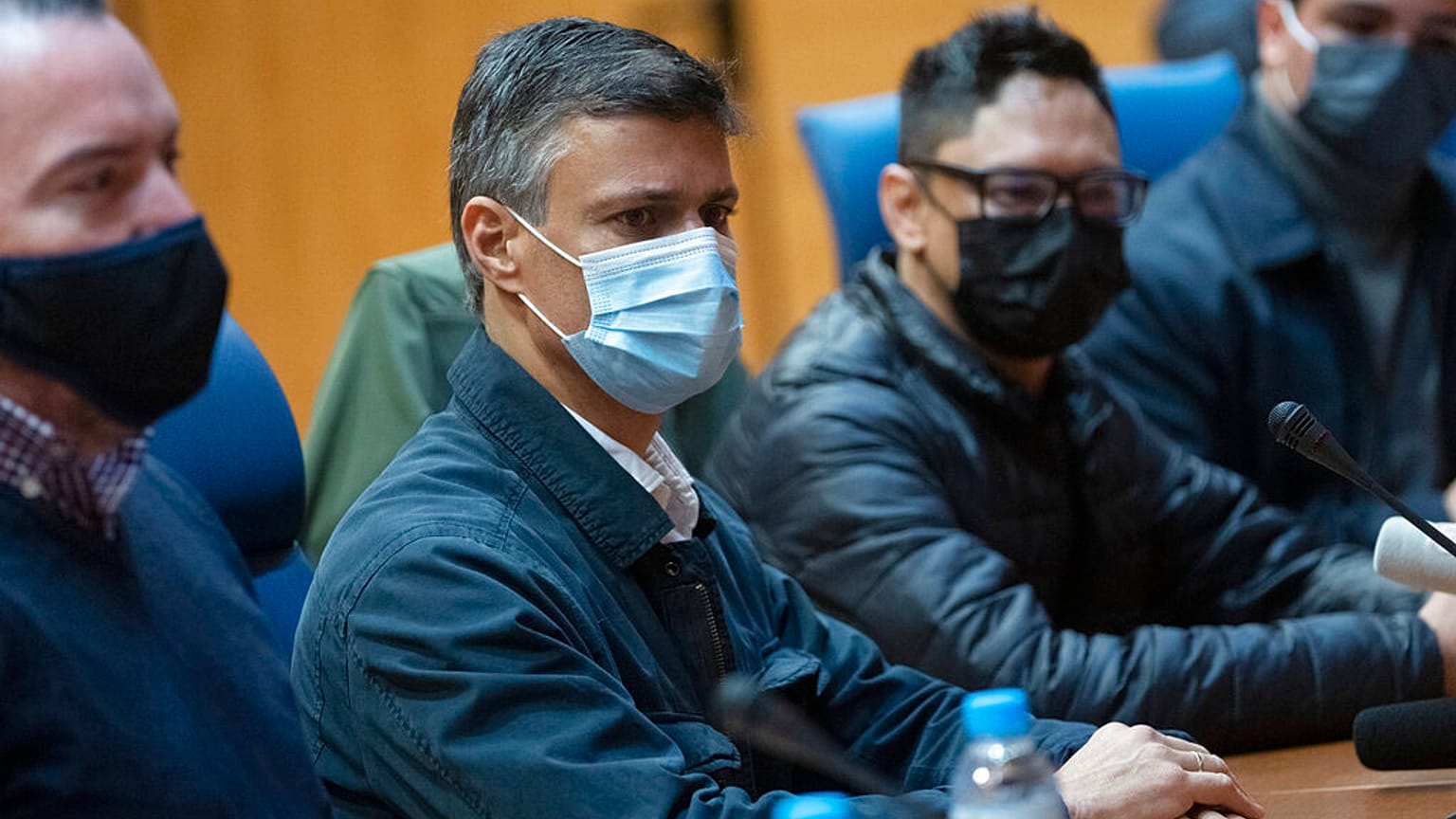 El activista opositor venezolano Leopoldo López, 2º izquierda, y el dramaturgo y activista cubano Yunior García