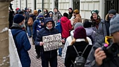Группа митингующих в защиту "Мемориала" в день слушаний по делу о его ликвидации в Верховном суде