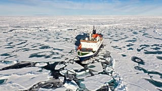 A Polarstern nevű kutatóhajó halad a Sarki-tengeren