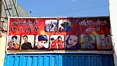 Фотографии убитых детей на воротах дома в Кабуле