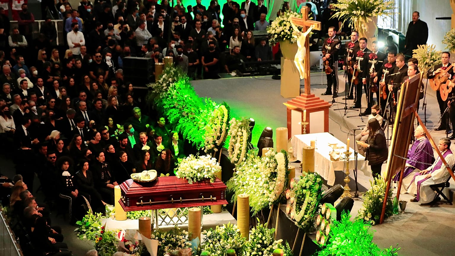 Un grupo de mariachis toca durante el funeral de Vicente Fernández, 13/12/2021, Guadalajara, México