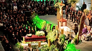 Un grupo de mariachis toca durante el funeral de Vicente Fernández, 13/12/2021, Guadalajara, México