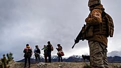 Migrantes en el lado boliviano de la frontera, cerca de Colchane (Chile). Diciembre 2021