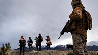 Migrantes en el lado boliviano de la frontera, cerca de Colchane (Chile). Diciembre 2021