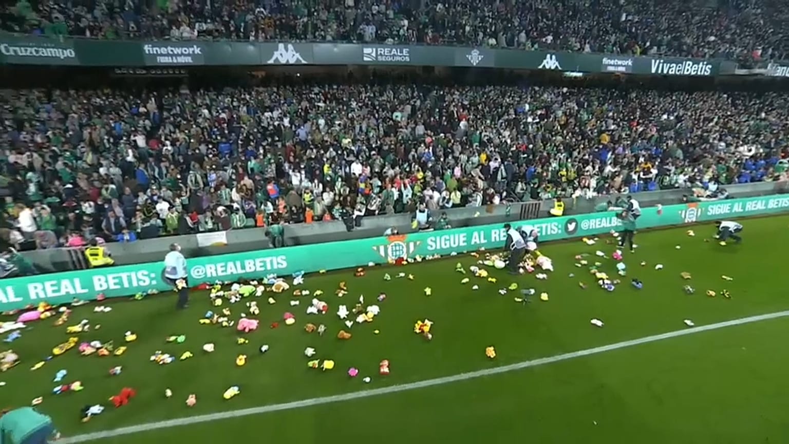 Lluvia de peluches en el Estadio Benito Villamarín de Sevilla (España).