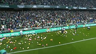 Lluvia de peluches en el Estadio Benito Villamarín de Sevilla (España).