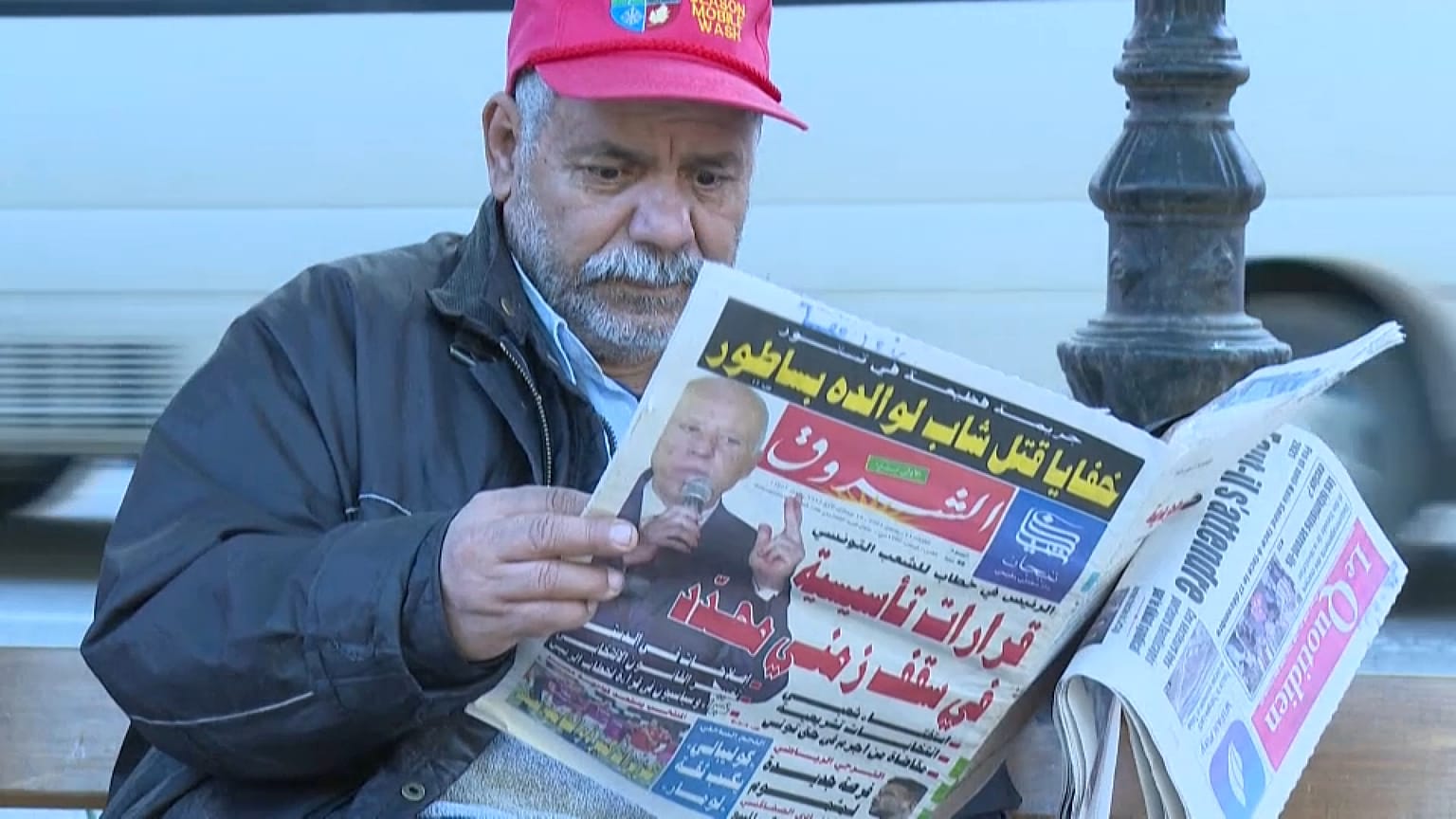 كيف يرى الشارع التونسي قرار سعيد بتمديد تعليق البرلمان