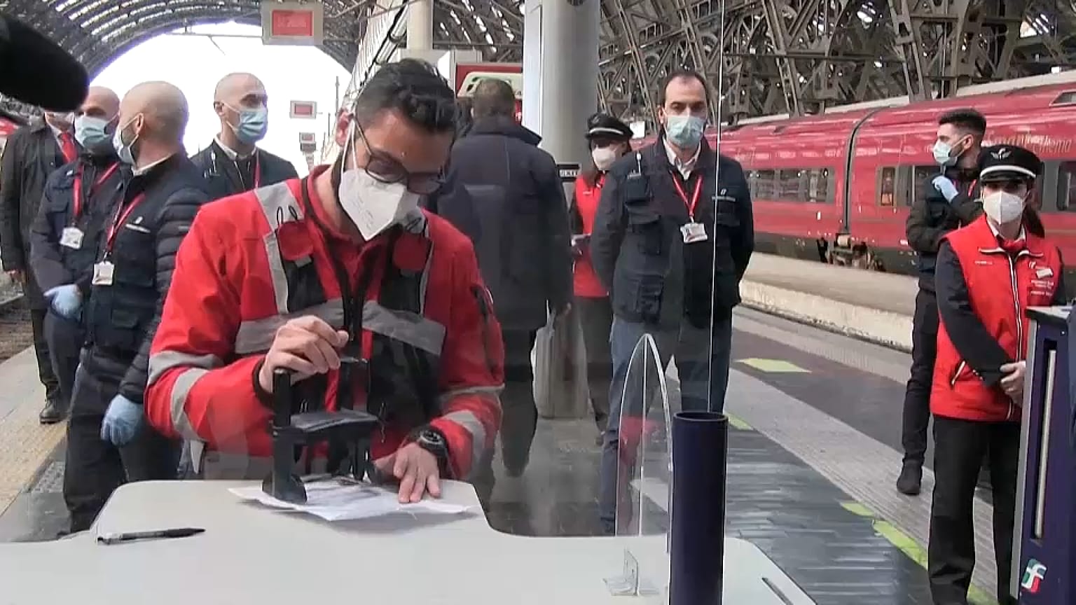 Tren Frecciarossa en una estación de Italia