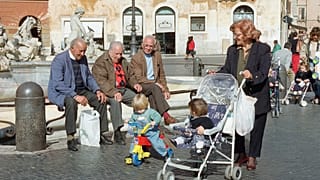 İtalya'nın başkenti Roma'da torunlarını gezmeye çıkaran bir kadın (arşiv)