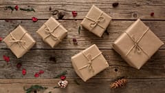 Photo de cadeaux présentés avec un décor naturel