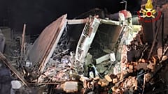 Спасатели разбирают завалы на месте взрыва