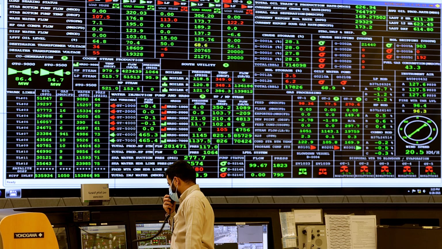Suudi Aramco çalışanı mühendis, kontrol odasını izlerken (arşiv)