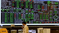Suudi Aramco çalışanı mühendis, kontrol odasını izlerken (arşiv)