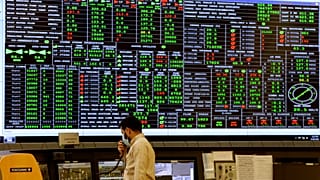 Suudi Aramco çalışanı mühendis, kontrol odasını izlerken (arşiv)