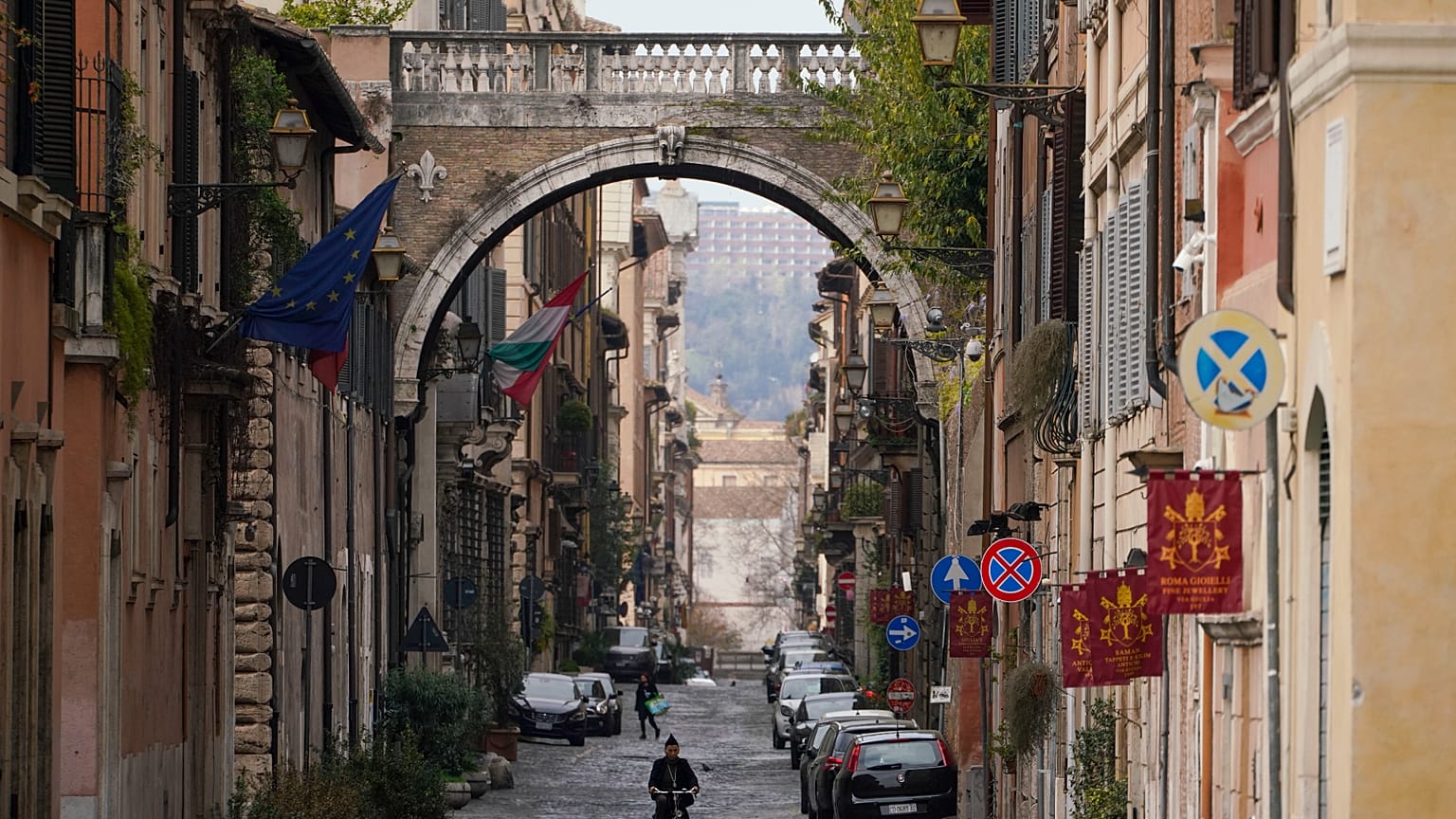 İtalya'nın başkenti Roma'da bir sokak